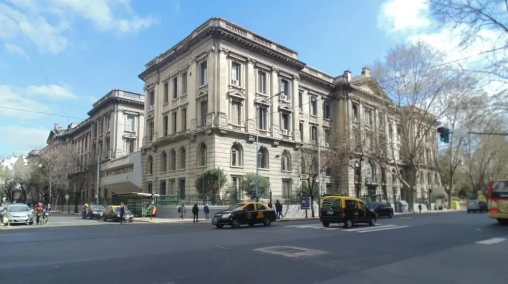 el-hospital-rivadavia-donde-la-victima-ingreso-durante-la-madrugada-del-20-de-junio-del-ano-pasado-con-graves-quemaduras-en-gran-parte-del-cuerpo-foto-google-street-view-VIGL26V5CZDUBDUY34272EPMCU