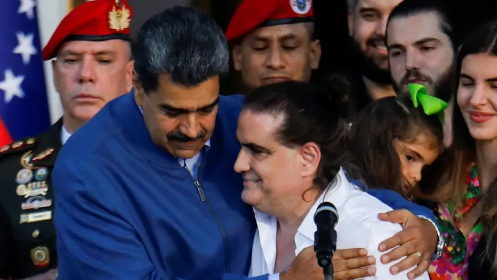 nicolas-maduro-abraza-a-alex-saab-en-caracas-foto-de-archivo-reuters-3TLGZR356JHS7IZ4QY24YJUN3I