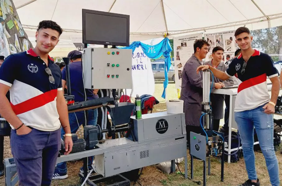 86718-estudiantes-saltenios-crearon-una-maquina-para-fabricar-ladrillos-con-botellas-recicladas