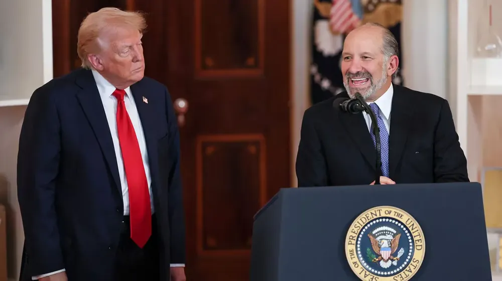 donald-trump-junto-al-secretario-de-comercio-de-eeuu-howard-lutnick-foto-leah-millisreuters-BAIMURAJGFCMBAZY55YIMCVZAY