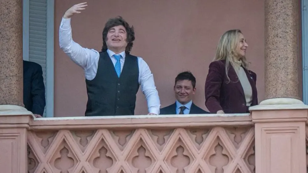 en-medio-de-la-interna-javier-milei-se-mostro-en-el-balcon-de-la-rosada-con-santiago-caputo-y-karina-milei-foto-x-de-tommyshelby30-ELOAMKYTGBHX5HBSWGBEFOABEU