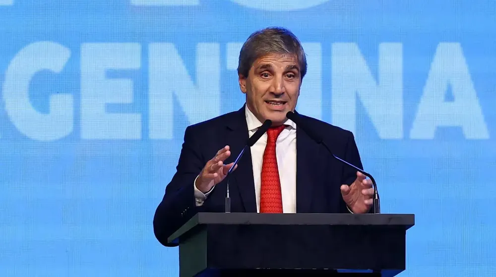 el-ministro-de-economia-luis-caputo-diserta-en-la-xxiii-conferencia-anual-sobre-regulacion-y-supervision-de-seguros-en-america-latina-assal-iais-2025-foto-reutersagustin-marcarian-MUF63Y6SKNDBDHHY24RX7LUCVU