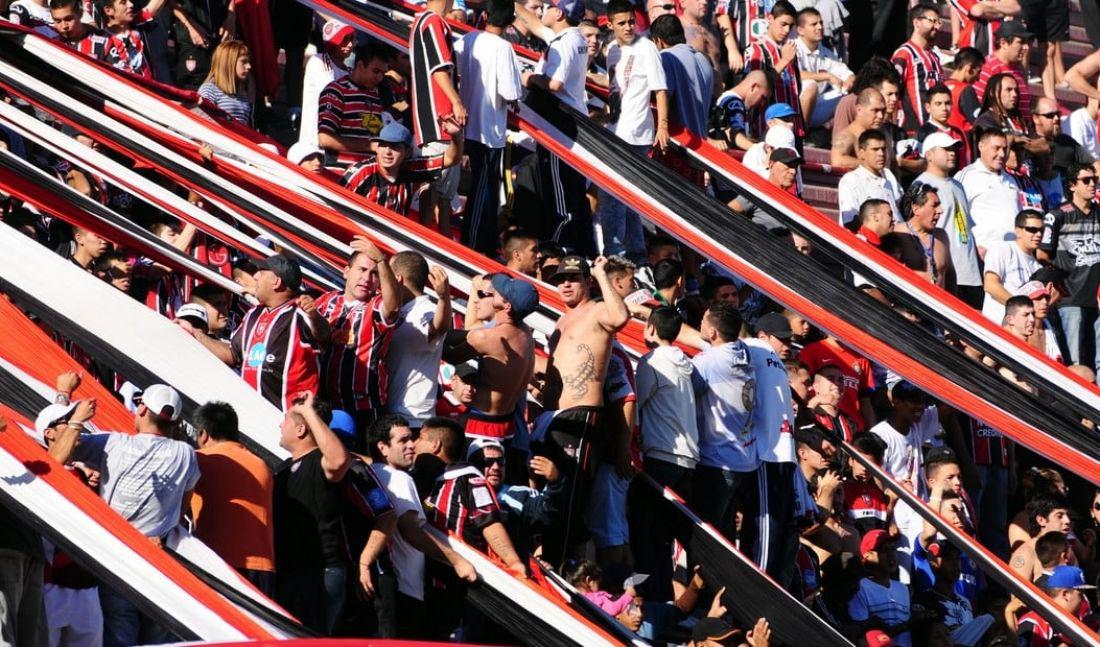 114024-mataron-a-un-hincha-en-la-cancha-de-chacarita-mientras-se-disputaba-el-partido-20240203213041