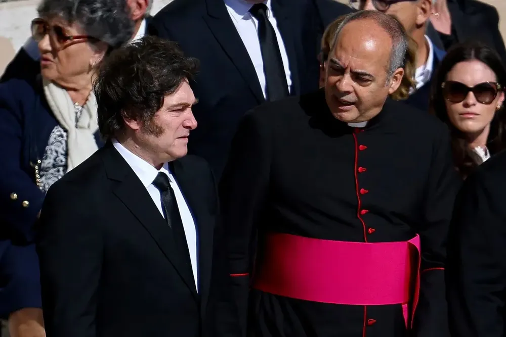 milei-enviara-una-carta-al-vaticano-para-felicitar-a-leon-xiv-y-viajara-con-una-comitiva-reducida-a-roma-foto-reuterskai-pfaffenbach-UUI6JGRVRZBKZO2OAPXFEKLBWY (1)