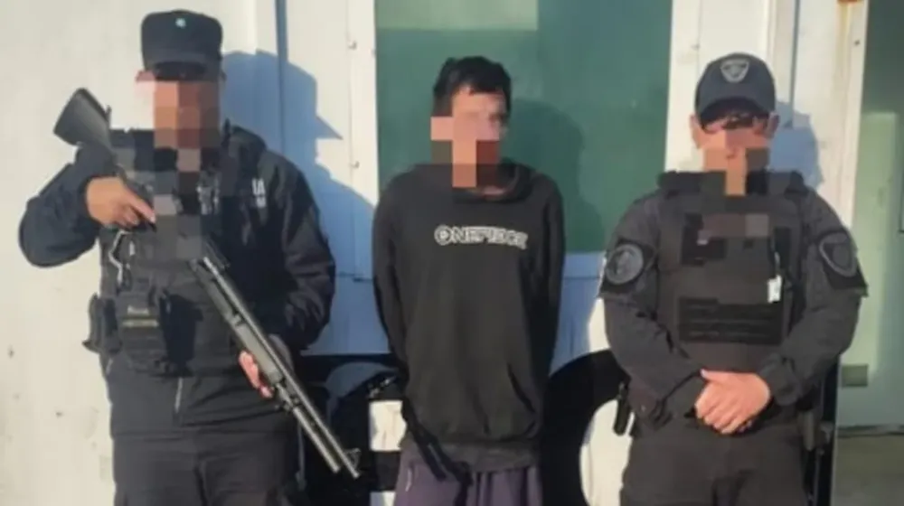 intentaban-abrir-un-auto-llego-la-policia-y-descubrio-que-uno-de-ellos-tenia-un-pedido-de-captura-internacional-por-abuso-sexual-foto-na-LKD2SZHEDNBEHHWRBQARQVRZPU