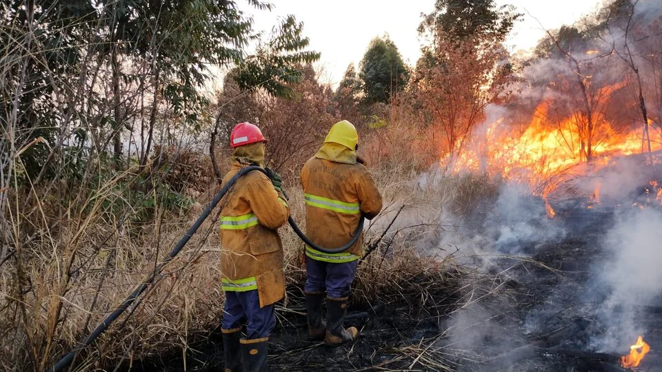 660062-bomberos-20voluntarios-20de-20met-c3-a1n-20apagan-20el-20fuego-20en-20pastizales-gentileza-20rodrigo-20garc-c3-ada