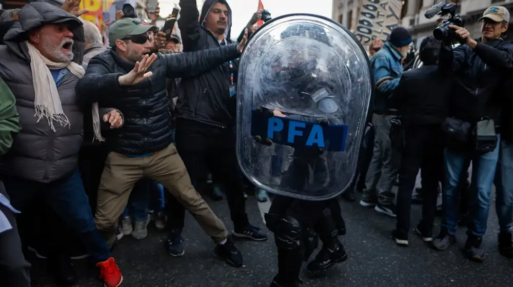 en-la-ultima-marcha-hinchas-de-chacarita-juniors-acompanaron-a-los-jubilados-foto-efe-YIJ4JXGCTZFT7HTJ7NAE7LVY24