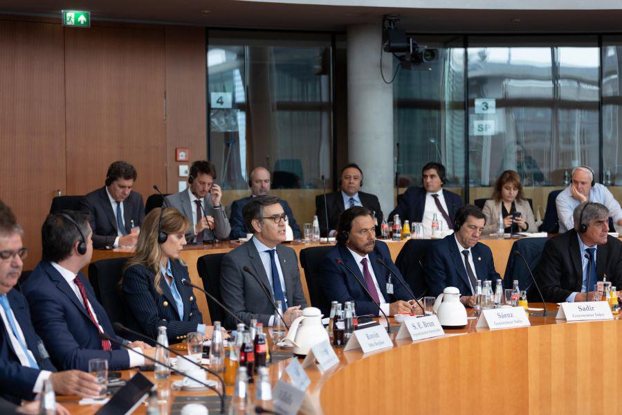 94062-gustavo-saenz-presento-la-riqueza-minera-de-salta-en-el-parlamento-aleman-y-al-ministerio-de-economia-y-clima