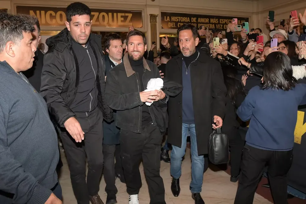 lionel-messi-fue-ovacionado-a-la-salida-del-teatro-despues-de-ver-rocky-foto-prensa-rocky-B2SR4R4VMBBDFNAJRHQNWPKFZM