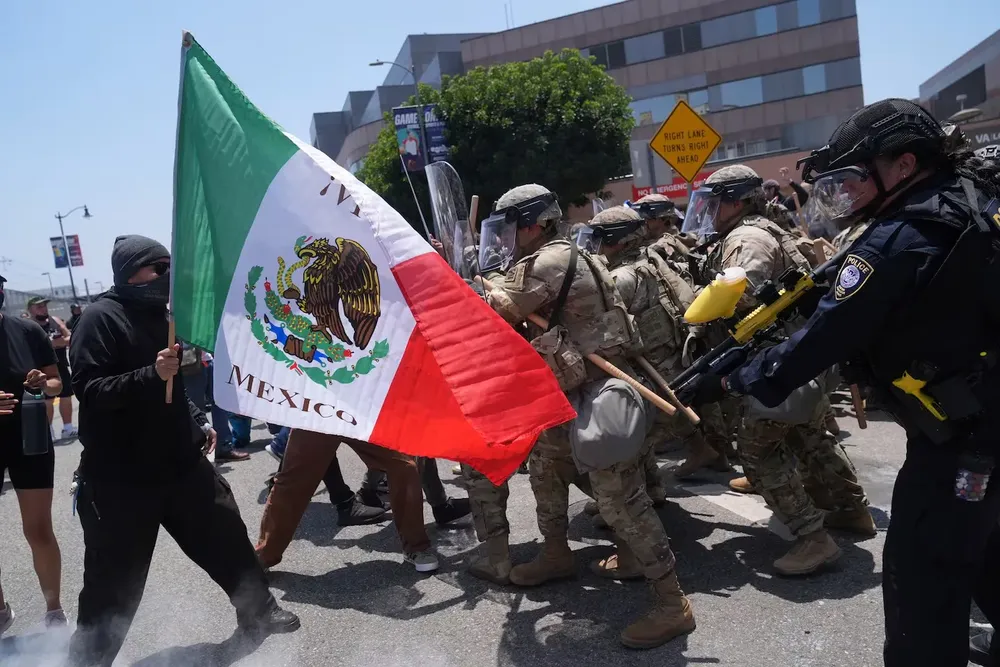 manifestantes-se-enfrentan-con-las-autoridades-en-el-centro-de-los-angeles-tras-una-nueva-redada-migratoria-foto-apjae-hong-W6SQ7F46FWRSR3UPGEAZXAIIZE