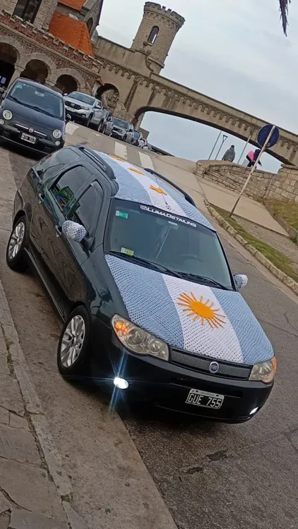 el-resultado-final-del-fiat-palio-con-la-bandera-foto-instagram-lumacrochetgaby-IWJ3554P5VH6FK7SU5IFXZMS7Q