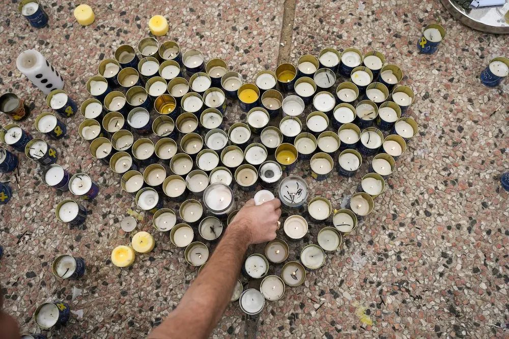 el-gobierno-decreto-duelo-nacional-por-la-muerte-de-tres-miembros-de-la-familia-bibas-foto-ap-oded-balilty-2TG5CR7UMIWPSBLB5WAF475W2A (1)