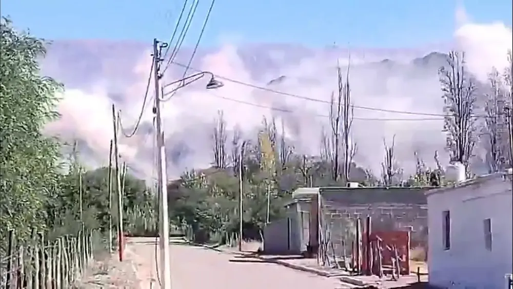 derrumbe-de-paredes-y-desprendimientos-en-la-montana-los-videos-mas-impactantes-del-temblor-en-la-rioja-foto-gentileza-radio-fenix-LK7MQDDZDNHVBNWRPQW24KXCCQ