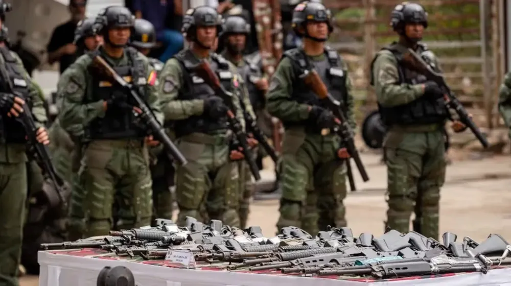 armamento-incautado-durante-un-operativo-en-el-penal-de-tocuyito-en-venezuela-donde-operan-miembros-del-tren-de-aragua-foto-efe-LBTXNK2GPBAE3EOEIM6OJLGHIE (1)