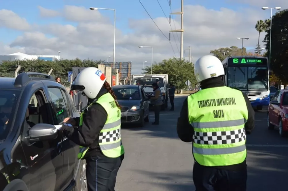 12436-un-polica-de-trnsito-le-liber-el-auto-a-un-amigo-sin-que-pague-la-multa-y-lo-detuvieron