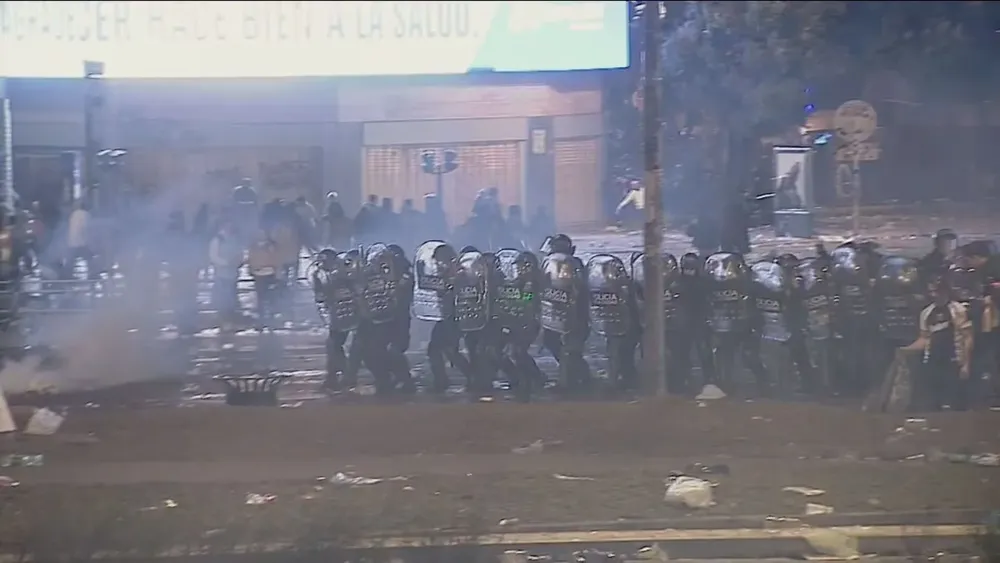 los-incidentes-comenzaron-cuando-un-grupo-de-hinchas-ataco-con-piedras-y-botellas-a-los-efectivos-desplegados-en-la-zona-foto-tn-BSC5CE2EVFGOPOBHLOQ2UQER3A