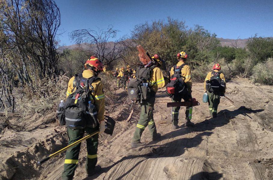 92633-continuan-las-tareas-de-control-del-fuego-en-cafayate