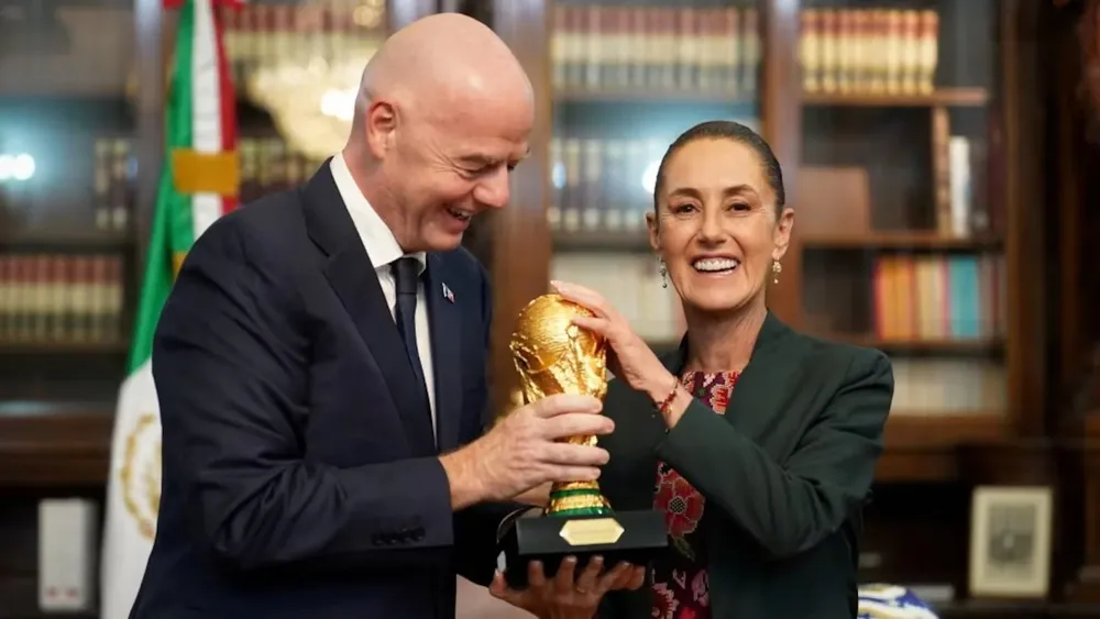 el-titular-de-la-fifa-gianni-infantino-y-la-presidenta-de-mexico-claudia-sheinbaum-con-la-copa-del-mundo-foto-reuters-CR33I3KN2ZGMPM752B3E5UL7JE