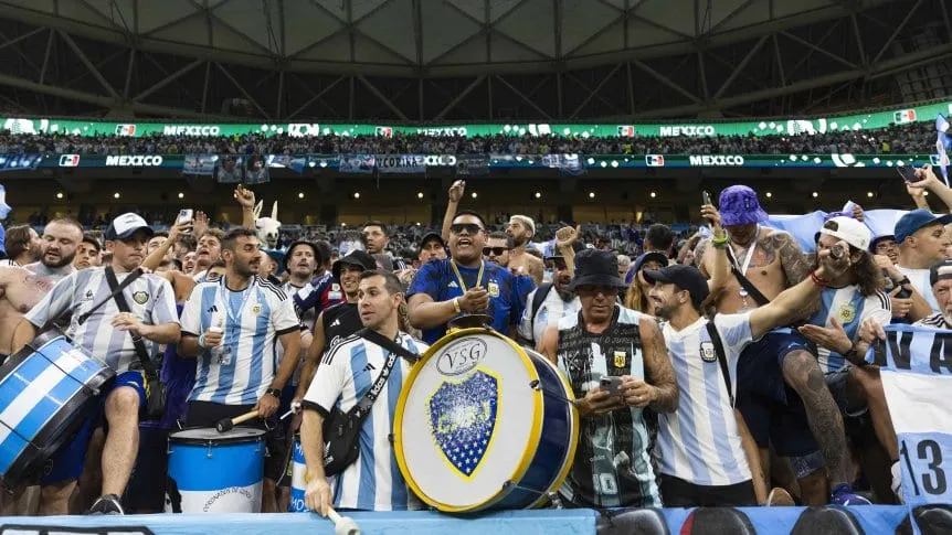 hinchas-argentinos-en-qatar_862x485