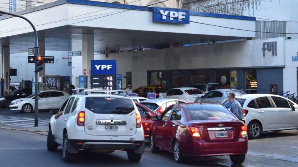 Largas-filas-por-la-escasez-de-combustibles-en-estaciones-de-1024x576