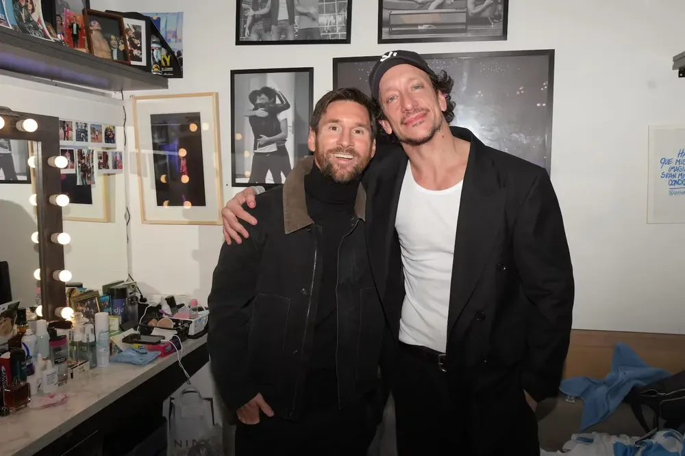 messi-estuvo-en-los-camarines-del-lola-membrives-junto-a-su-amigo-nico-vazquez-foto-prensa-rocky-22X6QBD3J5ELBEZ5U3L2TYQG3A