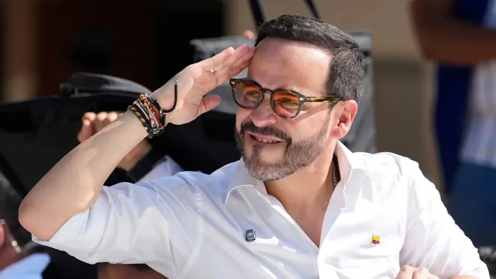 abelardo-de-la-espriella-hace-el-saludo-militar-en-un-acto-de-campana-foto-ap-XSXZZAEAOJFNDBLCCPEKHL657Q