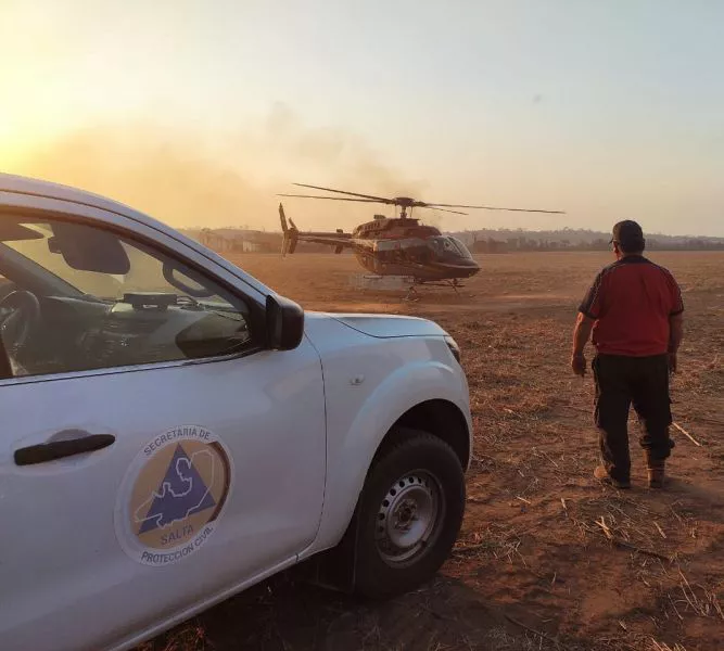 84885-con-el-apoyo-de-helicopteros-hidrantes-se-continua-con-el-operativo-de-sofocacion-en-incendios-forestales-del-norte-provincial