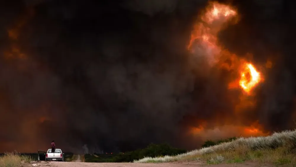 los-incendios-rurales-avanzan-sobre-campos-productivos-de-la-pampa-y-profundizan-la-emergencia-en-el-sector-agropecuario-foto-x-kini-roesler-JWVWSTBFL5B4JEJTMQWIQWXEUI