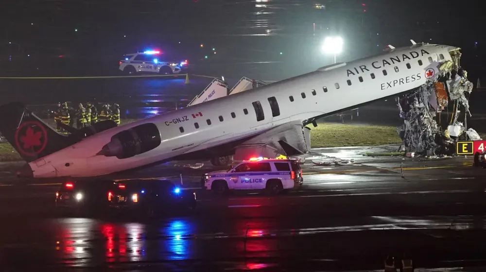 equipos-de-emergencia-trabajan-junto-a-un-avion-de-air-canada-que-choco-contra-un-vehiculo-en-pista-en-el-aeropuerto-laguardia-airport-en-queens-nueva-york-foto-reutersbing-guan-G4FQPZ6FLVDHJCTOIPCHLHR7CM