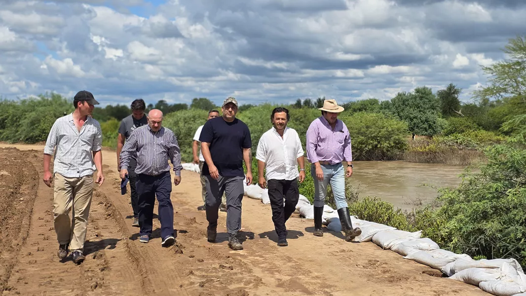 11221-saenz-afirmo-que-el-estado-continuara-en-zona-asistiendo-a-las-comunidades-afectadas-por-la-historica-crecida