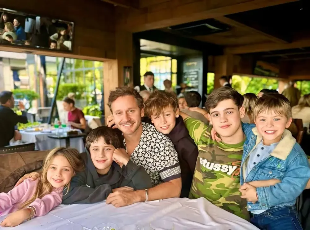 benjamin-vicuna-junto-a-sus-hijos-bautista-benicio-y-beltran-fruto-de-su-relacion-con-pampita-y-magnolia-y-amancio-de-su-vinculo-con-la-china-suarez-foto-instagram-benjaminvicunaok-P5GUOD6IC5FURGEANA725Y6QSE