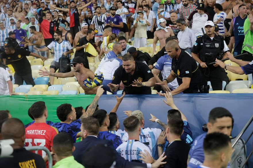 los-jugadores-de-argentina-reaccionan-ante-la-YXE26KL4HFEZ3F2R2BTZ3IEEEI
